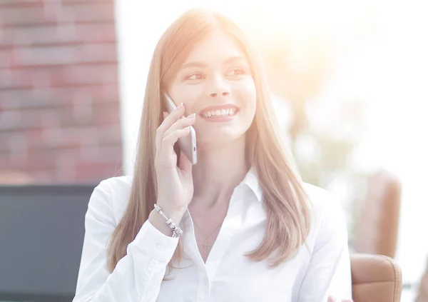 Joven buisnes mujer hablando en un teléfono móvil . — Foto de Stock