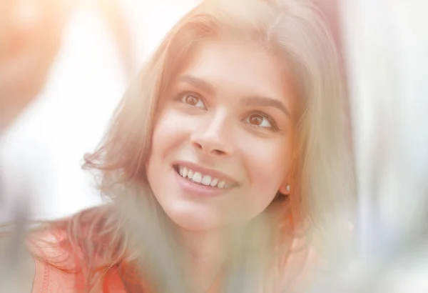 Retrato de cara de mujer sonriente sobre fondo borroso . — Foto de Stock