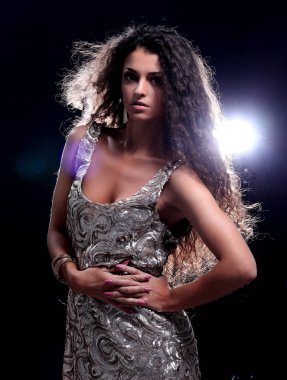 Genç dans eden kadın, arka plan üzerinde yanıp söner