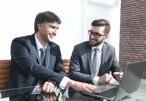 Colegas de negócios discutem questões de trabalho — Fotografia de Stock