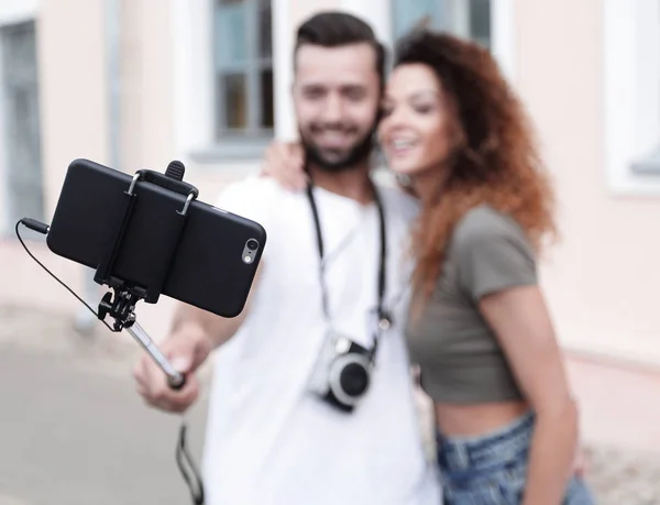 Feliz casal viajante fazendo selfie, humor romântico . — Fotografia de Stock