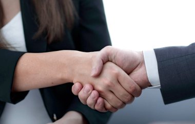 İş el sıkışma, tebrikler veya ortaklık kavramı.