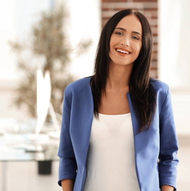 Kendine güvenen işkadını çalışmaya hazır