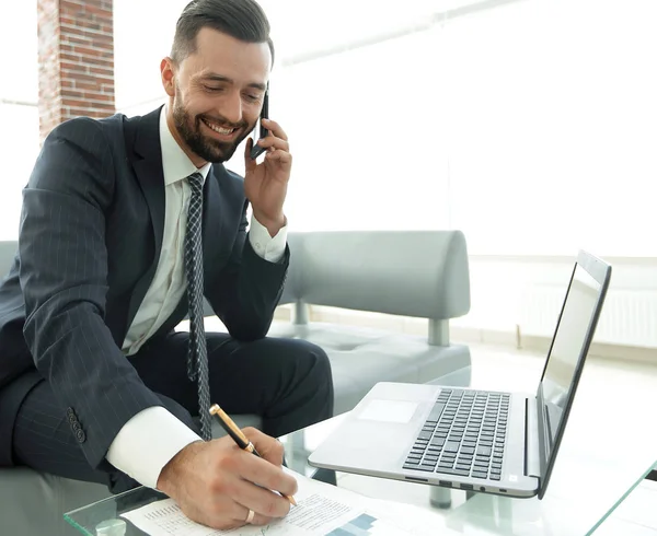 Bir smartphone, işle ilgili konuları tartışırken işadamı