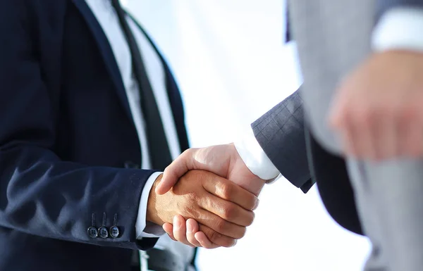 Vriendelijke Glimlachende zakenmensen handshaking. Business concept foto — Stockfoto