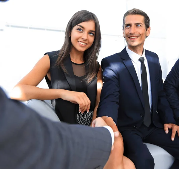 Handshake Gerente y el cliente en una reunión en el vestíbulo de la oficina. — Foto de Stock