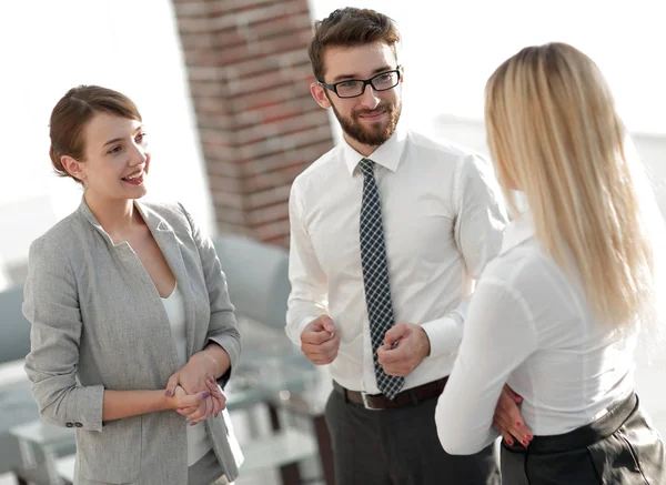 Ofiste konuşmak Yöneticisi ve iş takım.