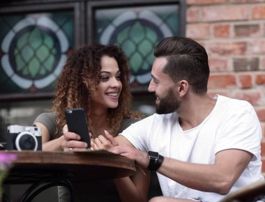 Güzel bir çift kahve içiyor, birlikte eğleniyorlar..