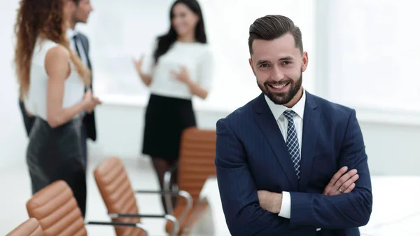 Homme d'affaires sur fond de bureau . — Photo