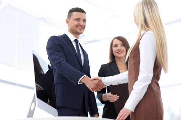 Geschäftskollegen beim Händeschütteln nach erfolgreicher Präsentation. — Stockfoto