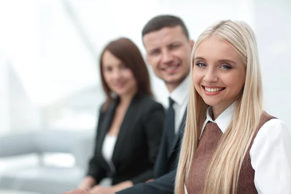 Equipo de negocios profesional trabajando mientras está sentado en el escritorio . — Foto de Stock