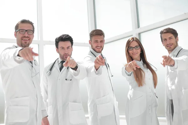 당신에 그들의 손가락을 가리키는 연습 의사의 그룹 — 스톡 사진