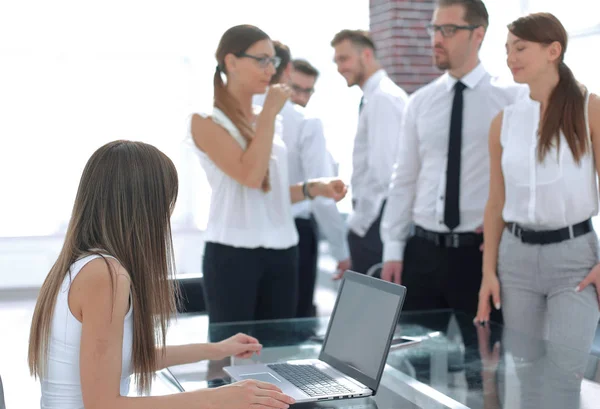 Team aziendale sul posto di lavoro in ufficio — Foto Stock