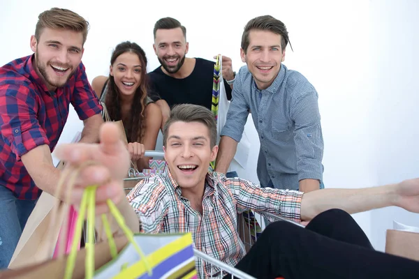 Close up.happy gruppo di amici shopping — Foto Stock