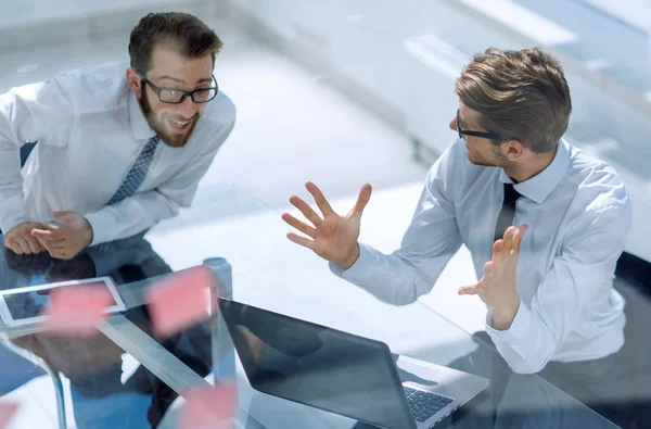 Dos empleados discutiendo nueva información en línea —  Fotos de Stock