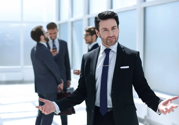 Freundlicher Geschäftsmann Steht Büro Foto Mit Kopierraum — Stockfoto