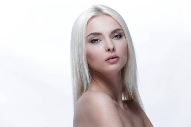 Yakın çekim yüz olan günlük makyaj güzel sarışın kadın