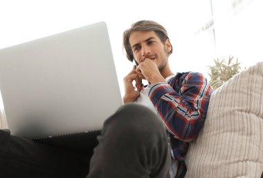 başarılı bir adam bir Smartphone-e doğru bahsediyoruz Close-Up