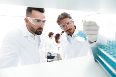 bilim adamı ve tüp çözümde eğitim asistanı