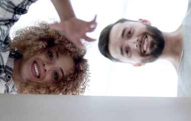 Karı koca kutunun içine bakarak aşağıdaki göster.