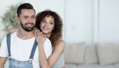 güzel genç çift ayakta yeni bir daire içinde. Fotoğraf alan bir kopyası vardır