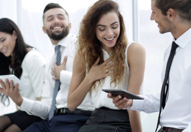 iş arkadaşları ile bir tablet.