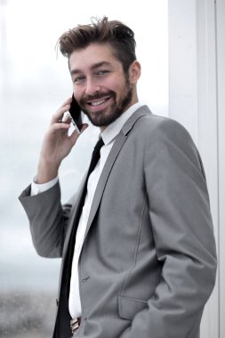 Bir cep telefonu bir akıllı uymak bir işadamı