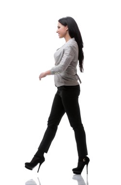 Tam boy. Yan görünüş. modern genç kadın kendinden emin bir şekilde ileri gidiyor.