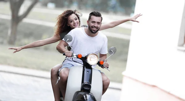 Jovem casal equitação motor scooter na cidade — Fotografia de Stock