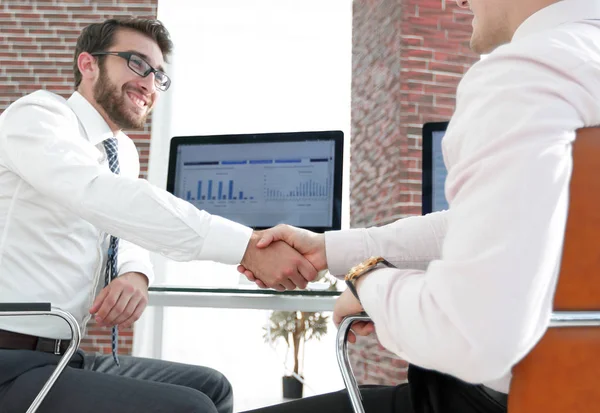 Handshake finansiella partner sitter vid skrivbord — Stockfoto