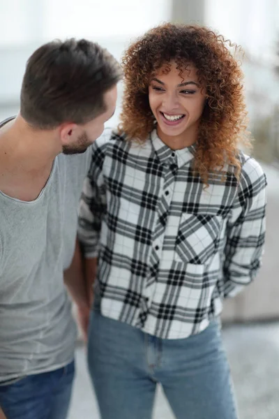 Feliz joven pareja es abrazarse entre sí . —  Fotos de Stock