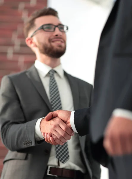ビジネスマンは握手をする。事業概念 — ストック写真