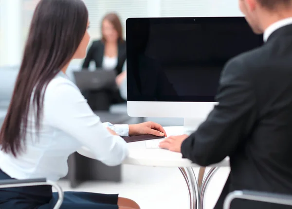 Bakre view.two framgångsrika medarbetare sitter bakom ett skrivbord — Stockfoto