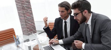 dizüstü bilgisayarda çalışan iki iş adamları.