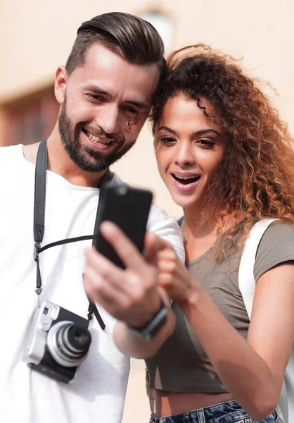 Jovem casal visitando a cidade no verão e olhando fotos — Fotografia de Stock