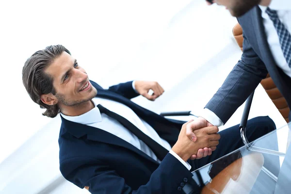 Handshake parceiros confiáveis no escritório . — Fotografia de Stock