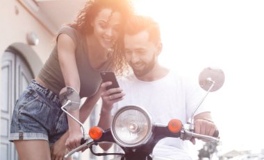 Mutlu genç çift yaz gezisi bir scooter üzerinde olması