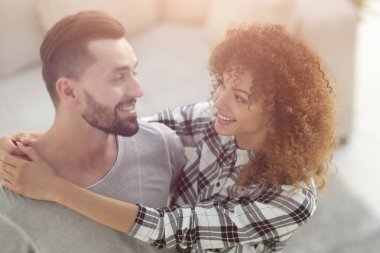 Güzel genç çift üzerinde arka plan bulanık.