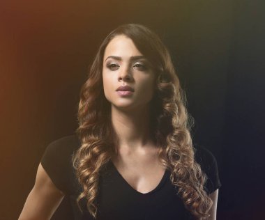 genç güzel beyaz esmer Giydir sandalye üzerinde