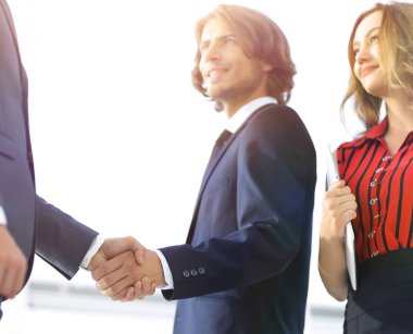 Sonra genç işadamı el işbirliği kabul.