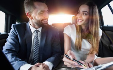 İşadamı kontrat imzalıyor.