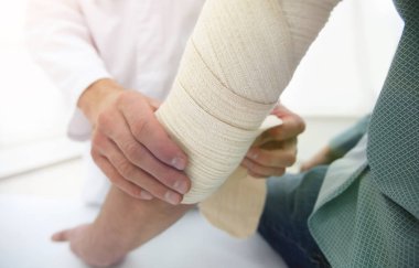 Hastaların klinik elinde üzerine bandaj uygulama ortopedi uzmanı