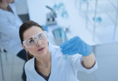 Bilim adamları modern bir laboratuvar araştırma yapıyorlar