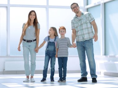 Yeni dairende ayakta çocuklu mutlu anne