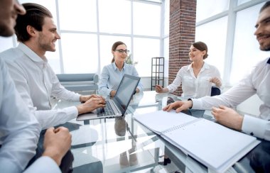 Desk.meetings ve ortaklıklar oturan iş ortakları