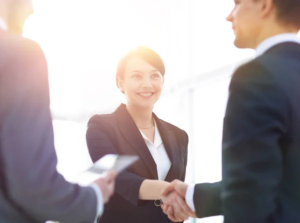 Empresária apertando as mãos com um empresário durante uma reunião — Fotografia de Stock