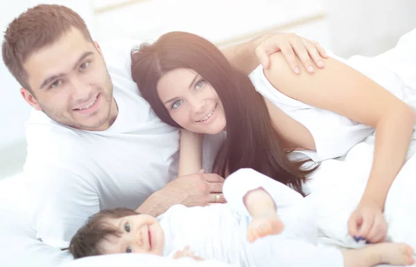 Šťastná mladá rodina s jedním dítětem baví spolu — Stock fotografie