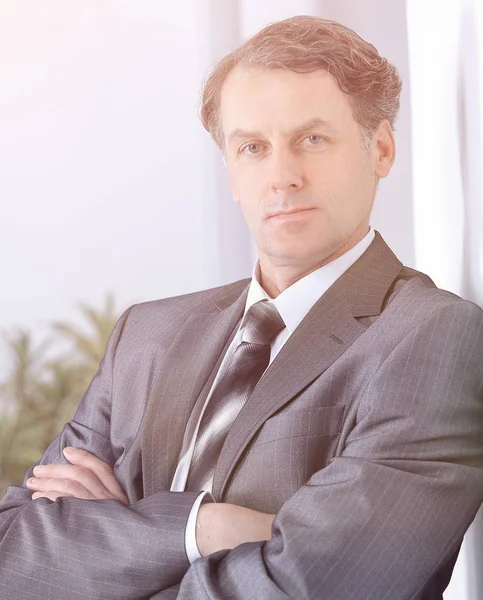 Empresario de éxito en el fondo de la oficina . — Foto de Stock