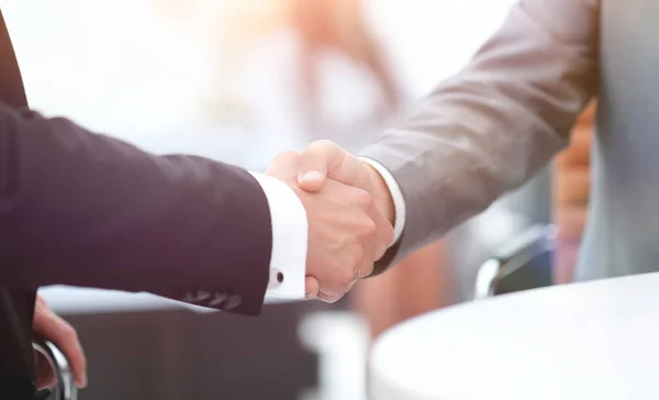 Handshake Manager a klient v kanceláři. — Stock fotografie