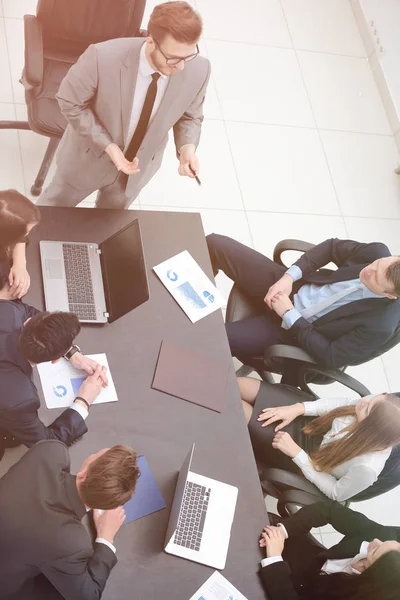 Vista desde la parte superior. equipo de negocios realiza una sesión informativa — Foto de Stock